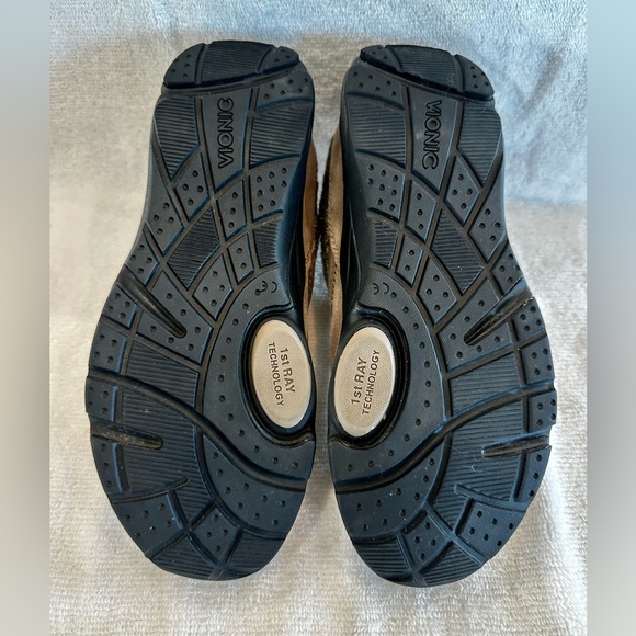 Vionic 8.5 Tan Taupe Slip-ons - Picture 6 of 7